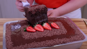 Bolo De Chocolate Recheado Bem Molhadinho E Suculento!