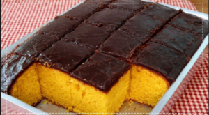 Esse Bolo de Cenoura Com Sua Cobertura De Chocolate, Delicia!