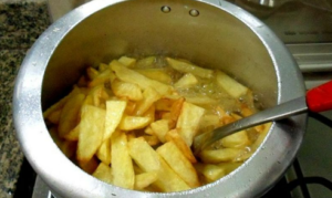Batata frita na panela de pressão: fica sequinha e igual batata de lanchonete