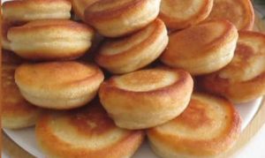 Satisfazendo o paladar com bolinhos doces de banana e iogurte: uma receita simples e deliciosa