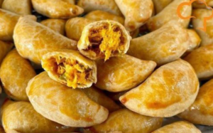 Pastel de forno recheado com frango e massa bem levinha