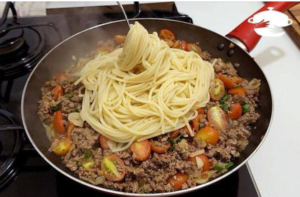 Macarrão na manteiga com carne moída