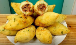Bolinho de mandioca com carne seca delicioso