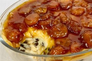 Torta de banana na travessa com toque de castanha uma sobremesa surpreendente para o fim de semana