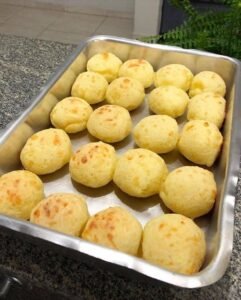 Pão de queijo mineiro tradicional crocante por fora e macio por dentro