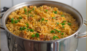 Se você tem frango e arroz em casa já pode fazer essa galinhada simples sua família vai adorar