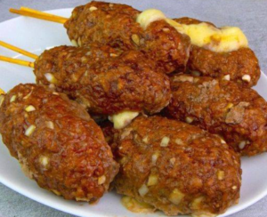 Bomba de Carne com Queijo no palito