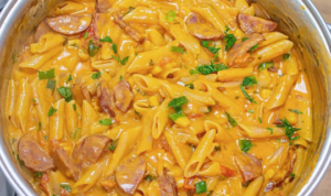 Macarrão cremoso com calabresa feito em uma panela
