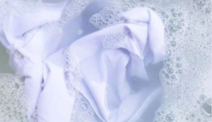 Como branquear roupas amareladas sem alvejante