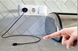 Evite deixar o carregador na tomada sem o celular: saiba as 3 principais razões