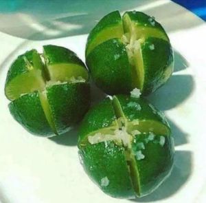Veja o que acontece ao cortar um limão em formato de X e colocar sal! Vai te impressionar!