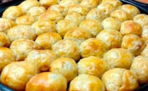 Farinha + água quente! eu faço essa massinha e fica uma delícia