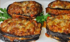 Berinjela assada com tomate e queijo fácil e rápido