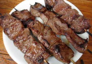 Espetinho de churrasco fácil e saboroso